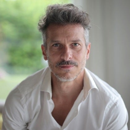 5 NATURAL REMEDIES TO PREVENT GRAY HAIR IN MEN