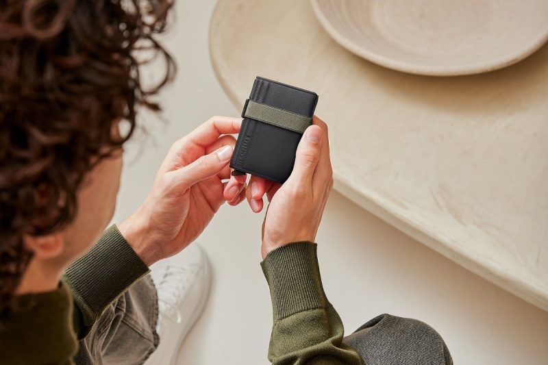 THE EVOLUTION OF MEN’S WALLETS: FROM BULKY BILLFOLDS TO SLEEK CARDHOLDERS