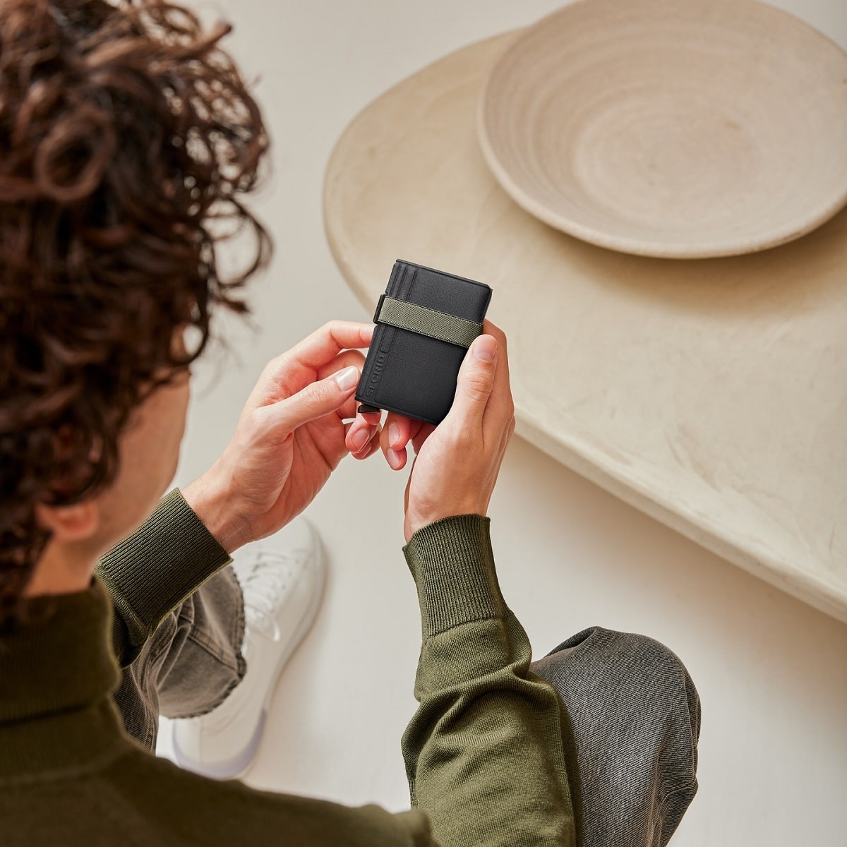 THE EVOLUTION OF MEN’S WALLETS: FROM BULKY BILLFOLDS TO SLEEK CARDHOLDERS