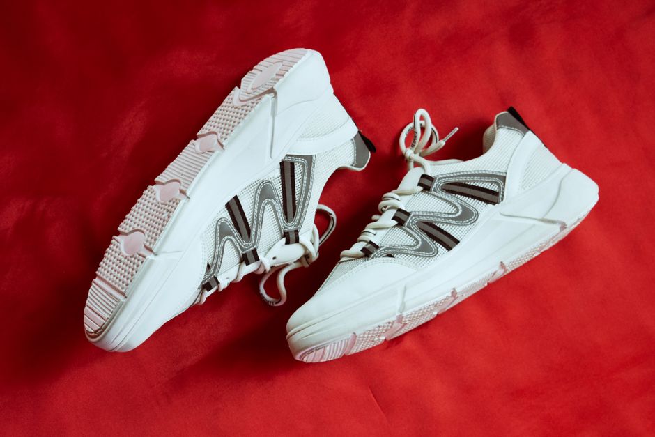 White Sneaker Care 2026: Clean Shoes After Showers